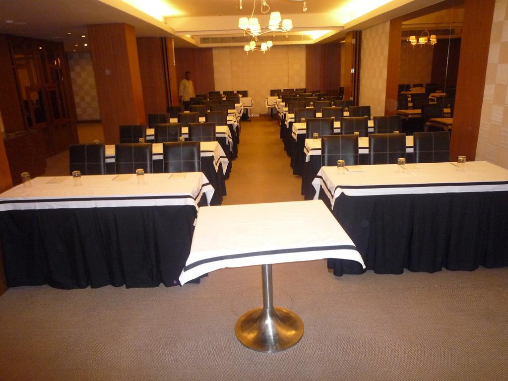 Udman Hotel Panchshila Park Yeni Delhi Dış mekan fotoğraf