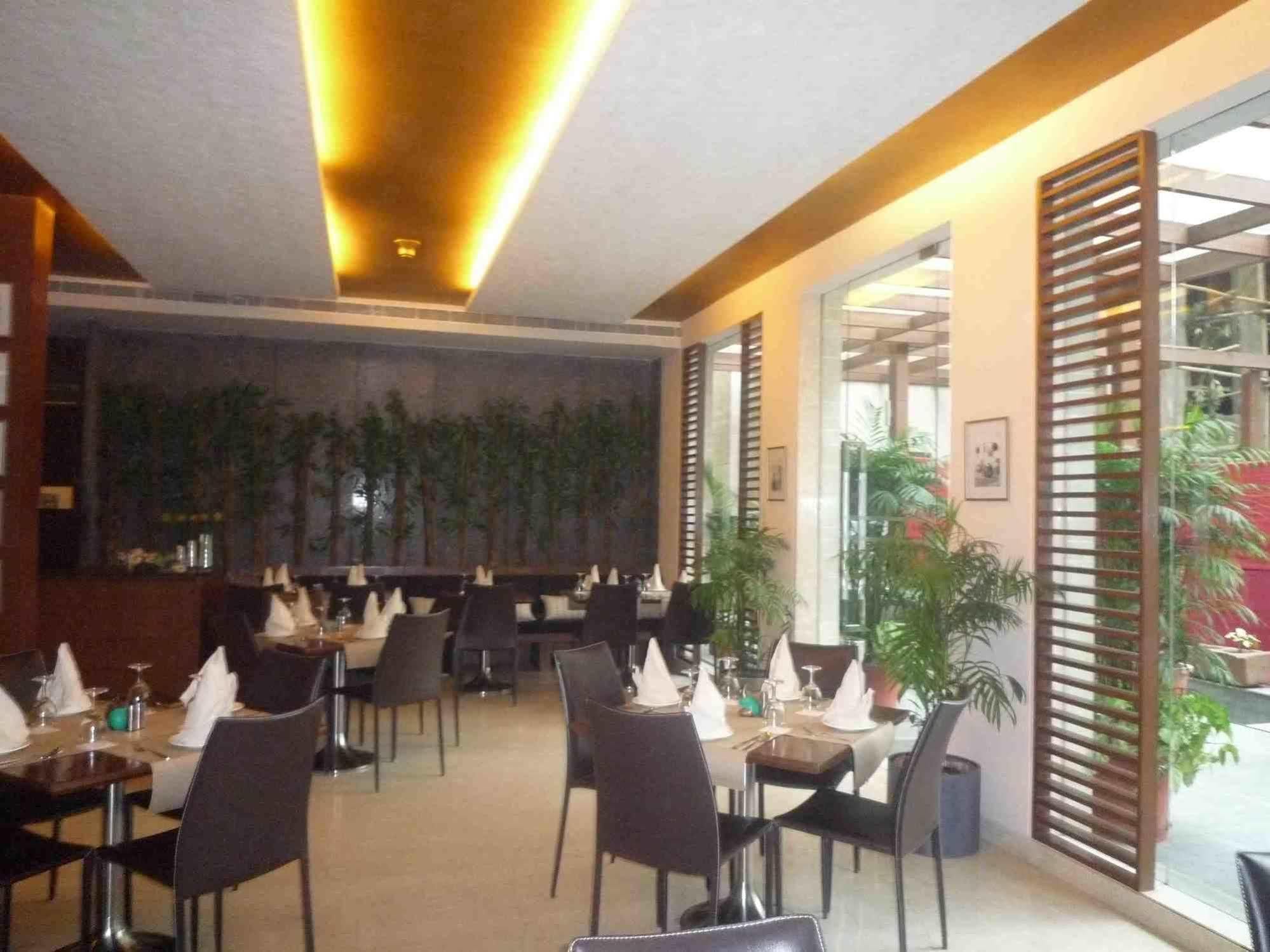 Udman Hotel Panchshila Park Yeni Delhi Dış mekan fotoğraf